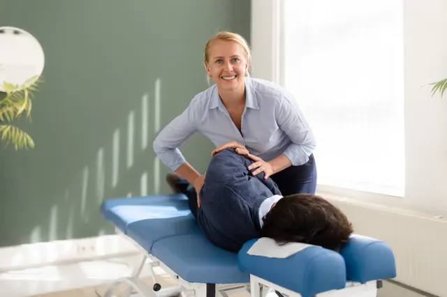 Chiropractor onderzoekt een cliënt tijdens de intake bij TOPCHIRO Weert