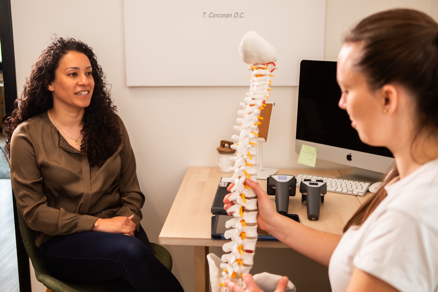Chiropractor legt met een wervelkolommodel uit wat de scan laat zien bij TOPCHIRO Weert