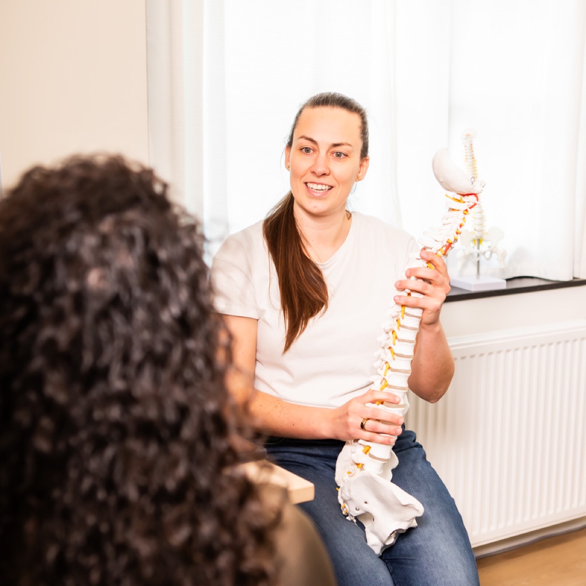 Chiropractor bespreekt het persoonlijke zorgplan met een cliënt bij TOPCHIRO Weert